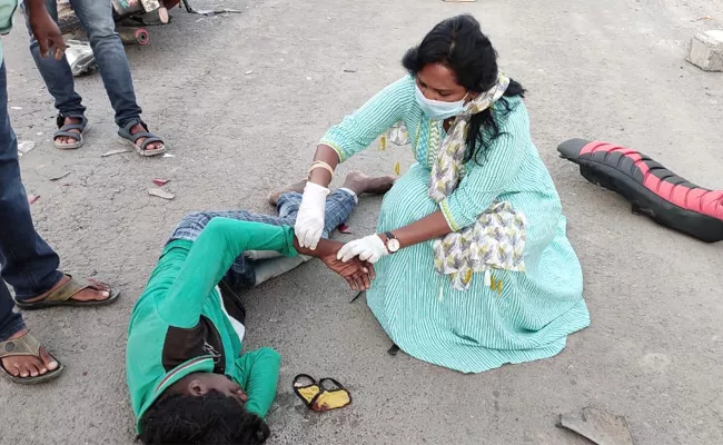 MLA Dr Sridevi First Aid To Road Accident Victim In Piduguralla - Sakshi