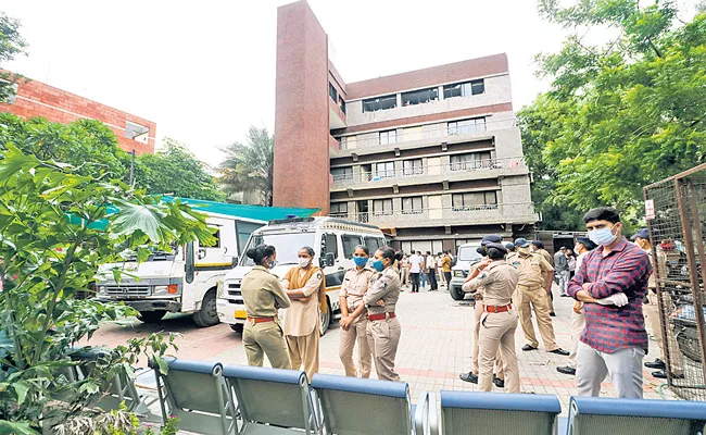 Covid-19 hospital fire in Ahmedabad leaves 8 patients dead - Sakshi