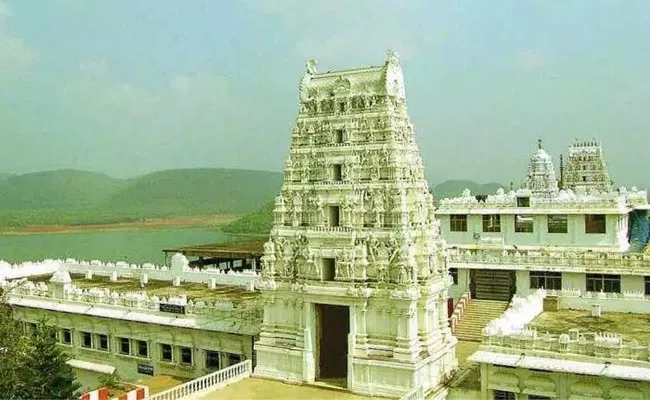 39 Corona Cases Reported In Annavaram Temple - Sakshi