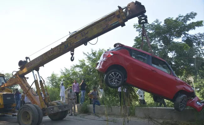 Car Fells Into Ganga Canal Masuri In Ghaziabad District - Sakshi