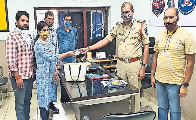 Robbed Bag Recovery in One Hour KPHB Police Station - Sakshi