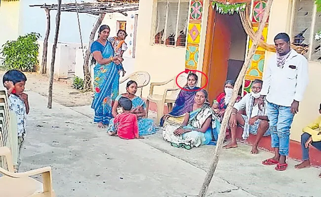 Lover Protest infront of Boyfriend Home Medak - Sakshi