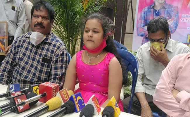 Child Hasini tells 346 Movie Names In Five Minutes In Vijayawada - Sakshi