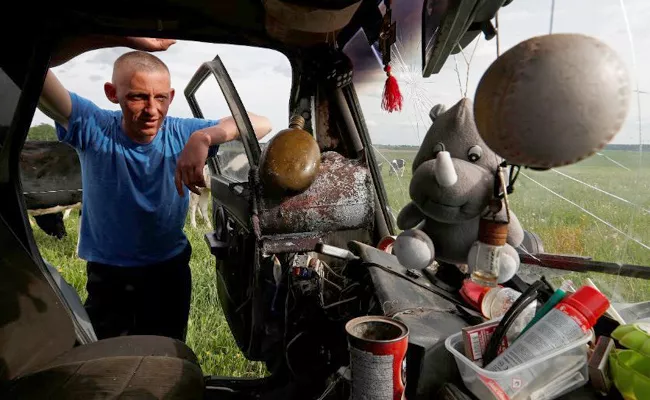 Belarus Shepherd Converts Audi Car Into Horse Drawn Cart - Sakshi