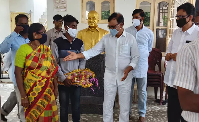 Cancer Victim Susheelamma Says Thanked To MLC Mohammed Iqbal - Sakshi