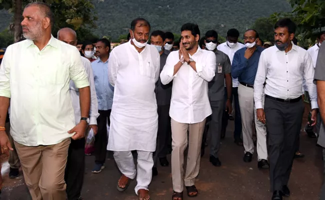 CM YS Jagan Reached Idupulapaya - Sakshi