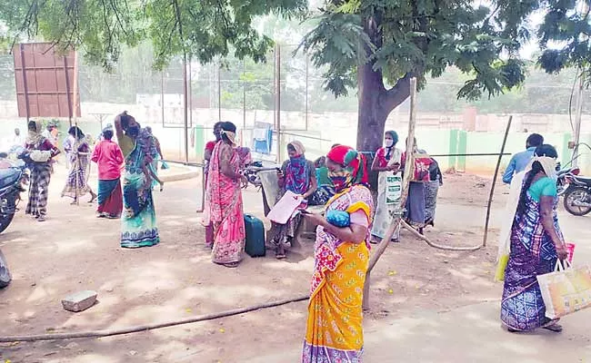 One Died Due To Mini Oxygen Leakage At Jogulamba Gadwal - Sakshi