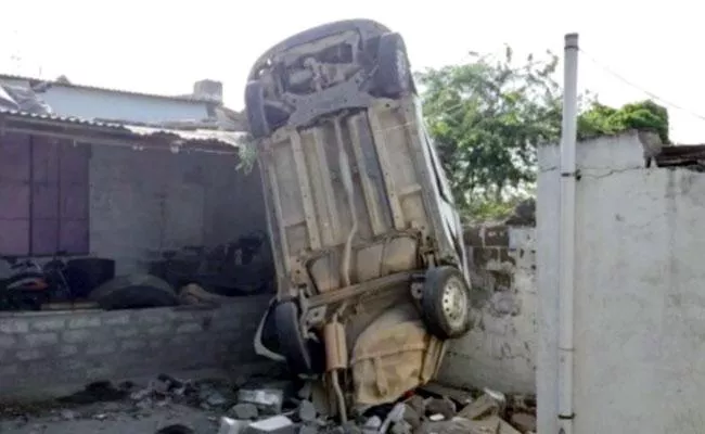 Three people were deceased in a road accident in Guntur district - Sakshi