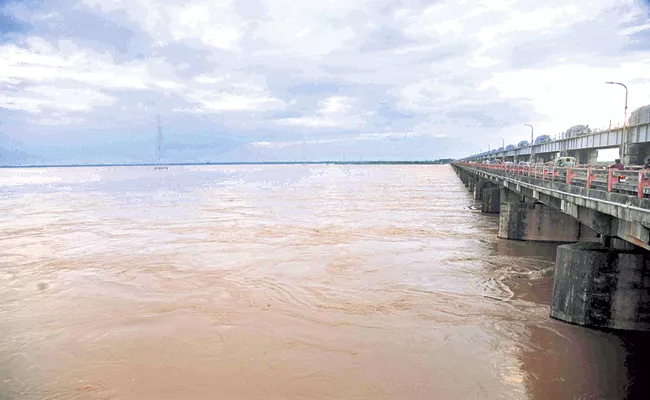 Rising flood in Godavari again - Sakshi