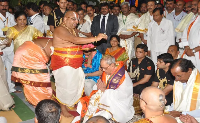 Yadadri Pandits Condolences To Pranab Mukherjee Last Breath In Nalgonda - Sakshi