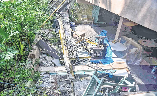 BMC starts demolishing illegal structures at Kangana Ranaut Mumbai office - Sakshi