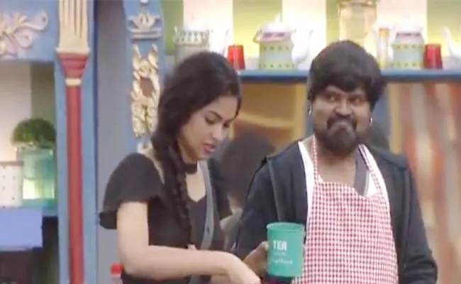 Bigg Boss 4 Telugu: Amma Rajasekhar Flirting Divi Vadthya - Sakshi