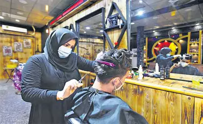 Iraq Women Hair Stylist Zainab Special Story In Family - Sakshi