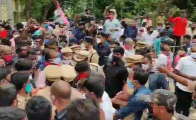 TRS Protest At Ramagundam Where Union Ministers Came To Visit  - Sakshi