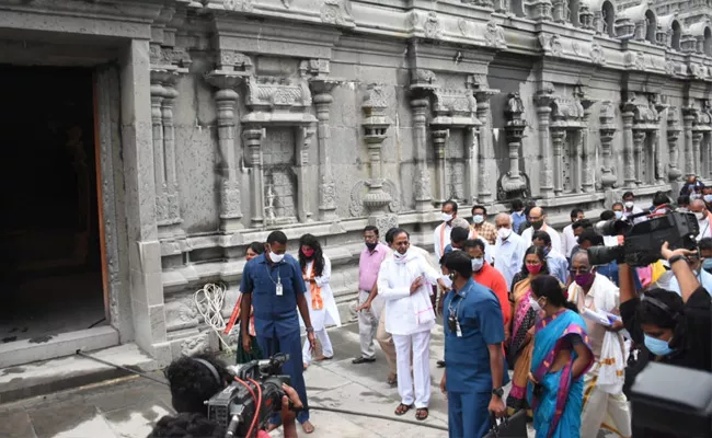 CM KCR inspects progress of Yadadri Lakshmi Narasimha Swamy Temple - Sakshi