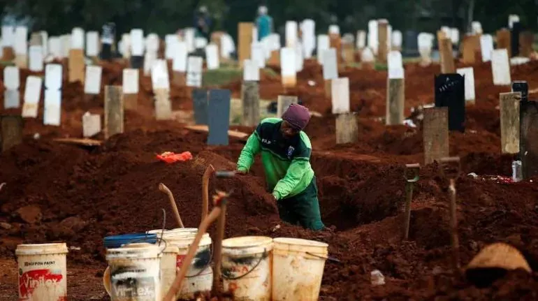 Indonesia No Mask Digging Graves Covid-19 Victims - Sakshi