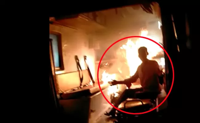 Covid Suspect Burned 108 Ambulance In Ongole Andhra Pradesh - Sakshi