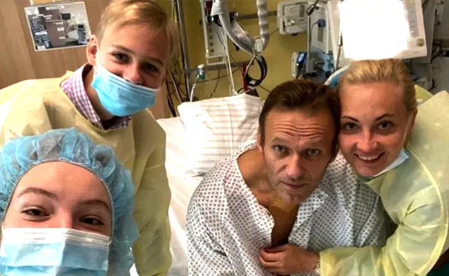 Alexei Navalny able To Breathe, posts photo on Instagram - Sakshi