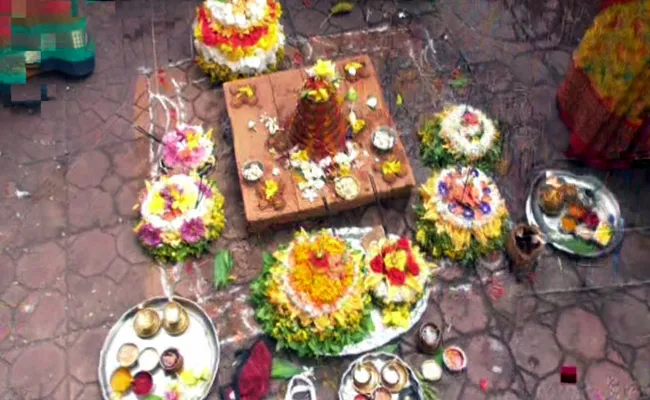 Engili Pula Bathukamma Celebrations Stars In vemulawada - Sakshi