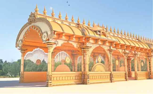 CM KCR Approves Yadadri Lakshminarasimhaswamy Temple Quelines - Sakshi