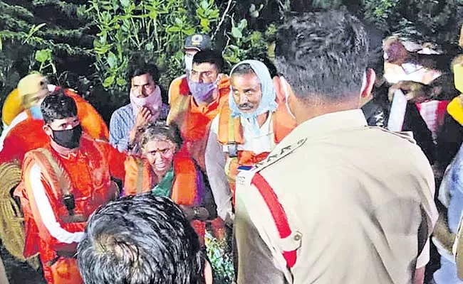 NDRF Members Saved Couple At Achampet Nagarkurnool District - Sakshi