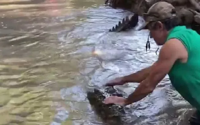 Man Calmly Pushes Away 13 Foot Crocodile Bonecruncher - Sakshi