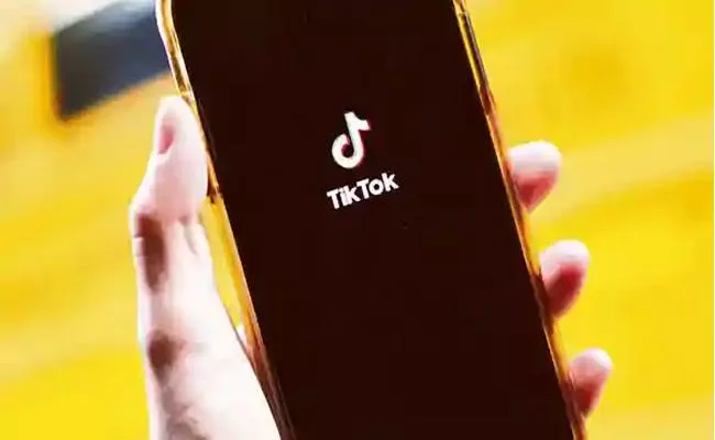 Report Chinese Apps TikTok WeChat To Be Banned In US From Sunday - Sakshi