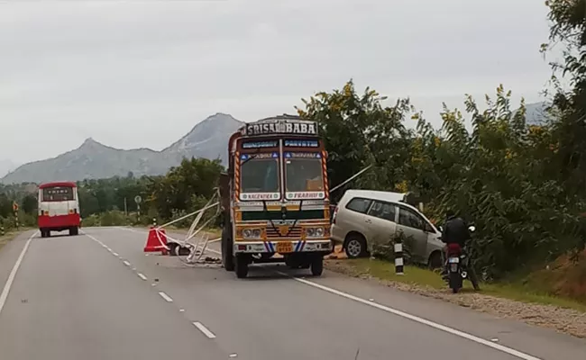 Lorry Hit Innova At Andhra Karnataka Border - Sakshi