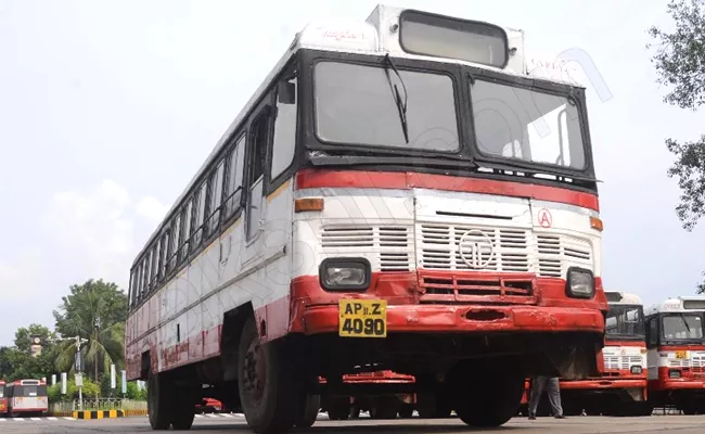 City Buses Started In Vijayawada And Visakhapatnam - Sakshi