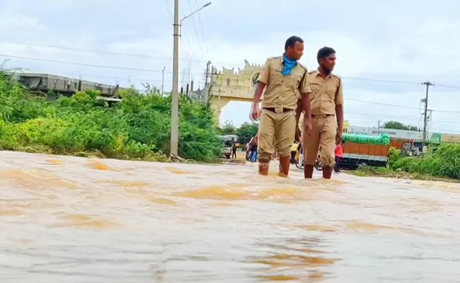 Police Rescued Two Persons Trapped In Stream Overflown In Kurnool - Sakshi