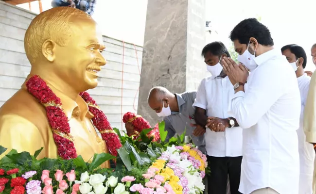 YSR 11th Death Anniversary Family Prayer At YSR Ghat - Sakshi