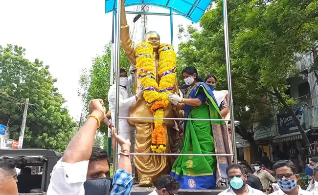 Taneti Vanita Pays Tribute To YS Rajasekhara Reddy Death Anniversary In West Godavari - Sakshi