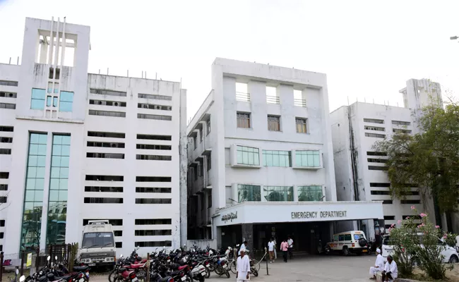 Coronavirus: Covid 19 Section  Nodal Officers Frequently Changes In Rims Hospital In Adilabad - Sakshi