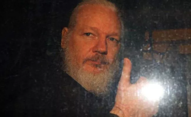 Psychiatrist Tells Julian Assange Says He Hears Voices Prison - Sakshi