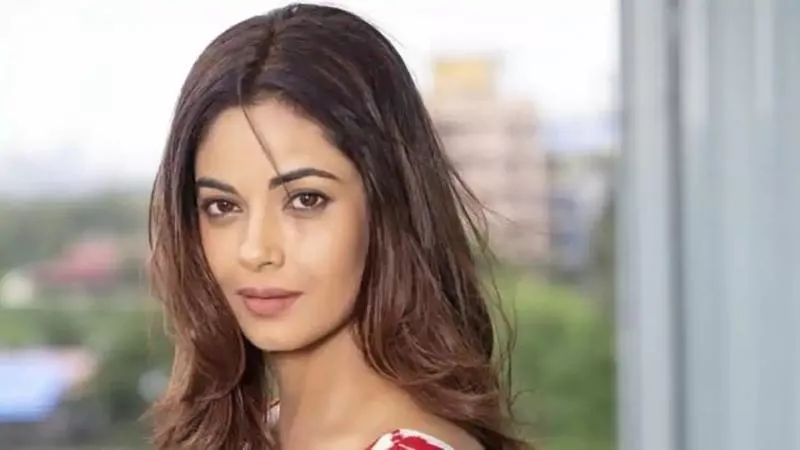 Actor Meera Chopra Says She Found CBD oil Being Sold Online - Sakshi