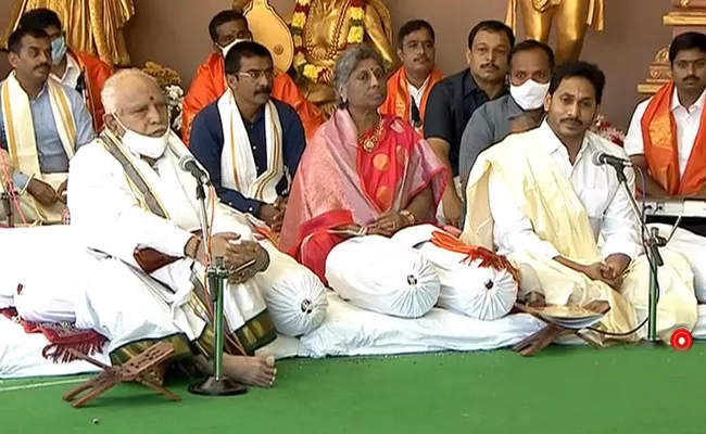 CM YS Jagan And Yeddyurappa Participated In Brahmotsavam Tirumala - Sakshi