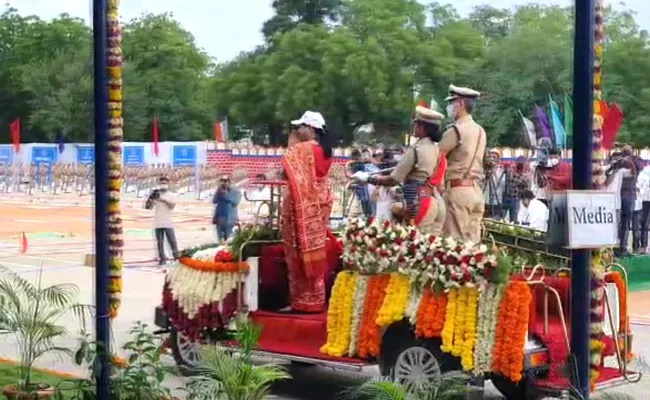 Home Minister Attends Trainee SI Passing Out Parade in Anantapur - Sakshi