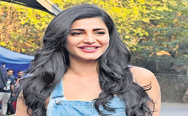 Shruti Haasan to start the shoot of Pawan Kalyan with Vakeel Saab - Sakshi