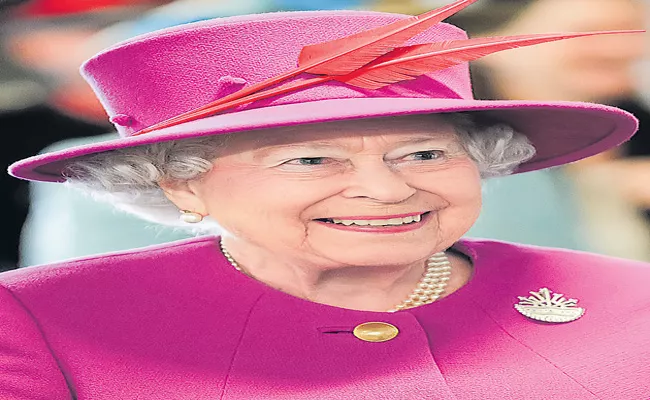 Queen Elizabeth II tests positive for Covid-19 - Sakshi