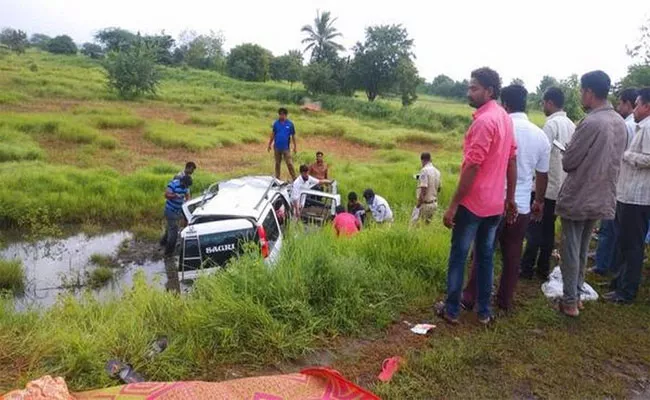 Seven People Including Pregnant Woman Deceased In Road Mishap - Sakshi