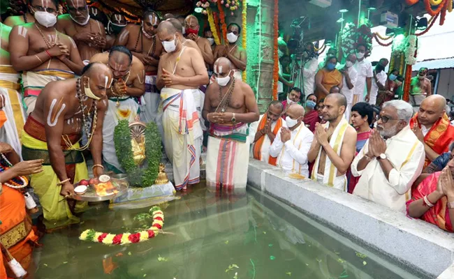 Srivari Chakrasnanam Grandly Held in Brahmotsavam - Sakshi