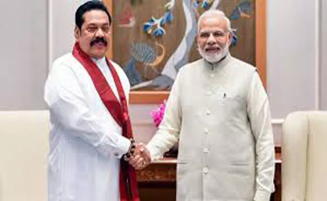 Narendra Modi holds talks with Sri Lanka PM Mahinda Rajapaksa - Sakshi