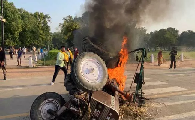 Tractor set on fire at India Gate during protest against farm bills - Sakshi