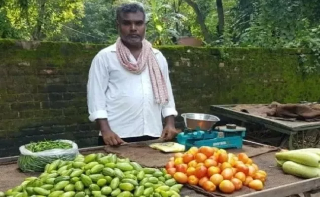 Balika Vadhu Director Now Selling Vegetables in Azamgarh - Sakshi