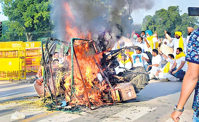 Farm bills protest turns violent in Delhi - Sakshi