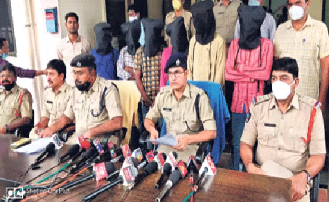 Police Arrested Gang Who Threatened Officers In Phone - Sakshi