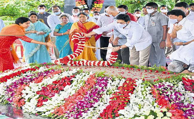 YSR 11th Death Anniversary Family Prayer At Idupulapaya YSR Ghat - Sakshi