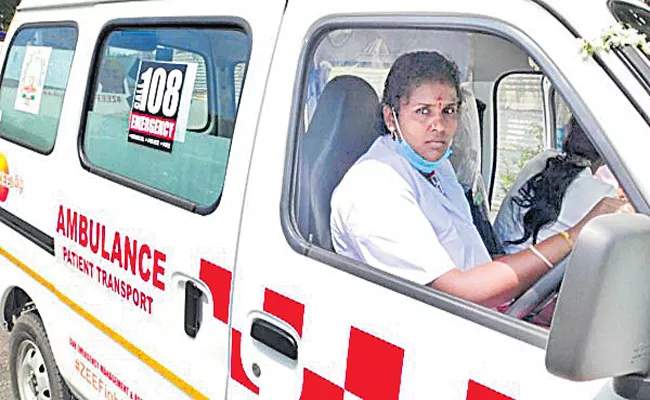 M Veeralakshmi Is First Woman Ambulance Driver In Tamil Nadu - Sakshi