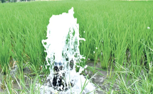 Heavy Water Flow From Ground In Nizamabad - Sakshi