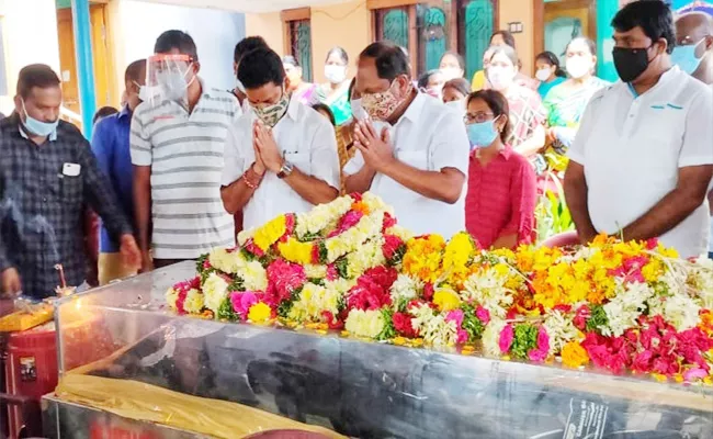 Former Minister Mathangi Narsaiah Funeral With Government Formalities In Ramagundam - Sakshi